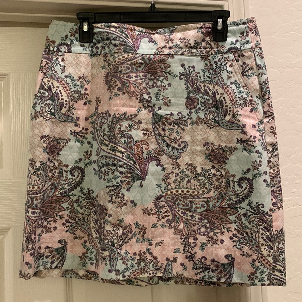 Talbots size 8 skirt with quilted look pattern. Concealed rear zipper